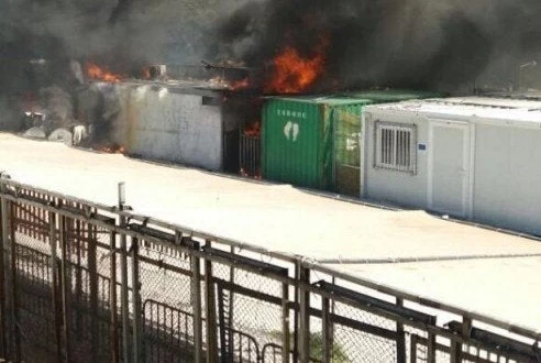  Ξέσπασε πυρκαγιά σε κοντέινερ στο κέντρο φιλοξενίας της Μόριας (εικόνες, βίντεο)